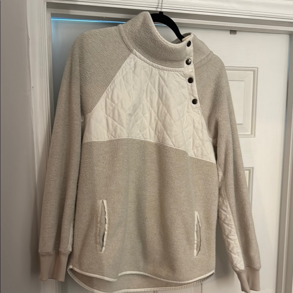 Abercrombie & Fitch - Women's Cream Quilted Sweater